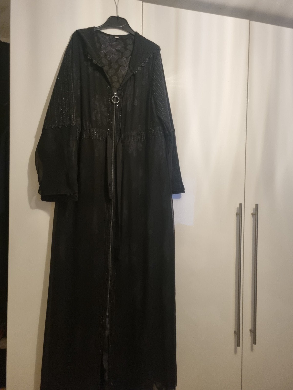Zwarte Dubei  Abaya met bloemenprint en rits, Zwart, Maat 42/44 (L), Ophalen of Verzenden, Onder de knie