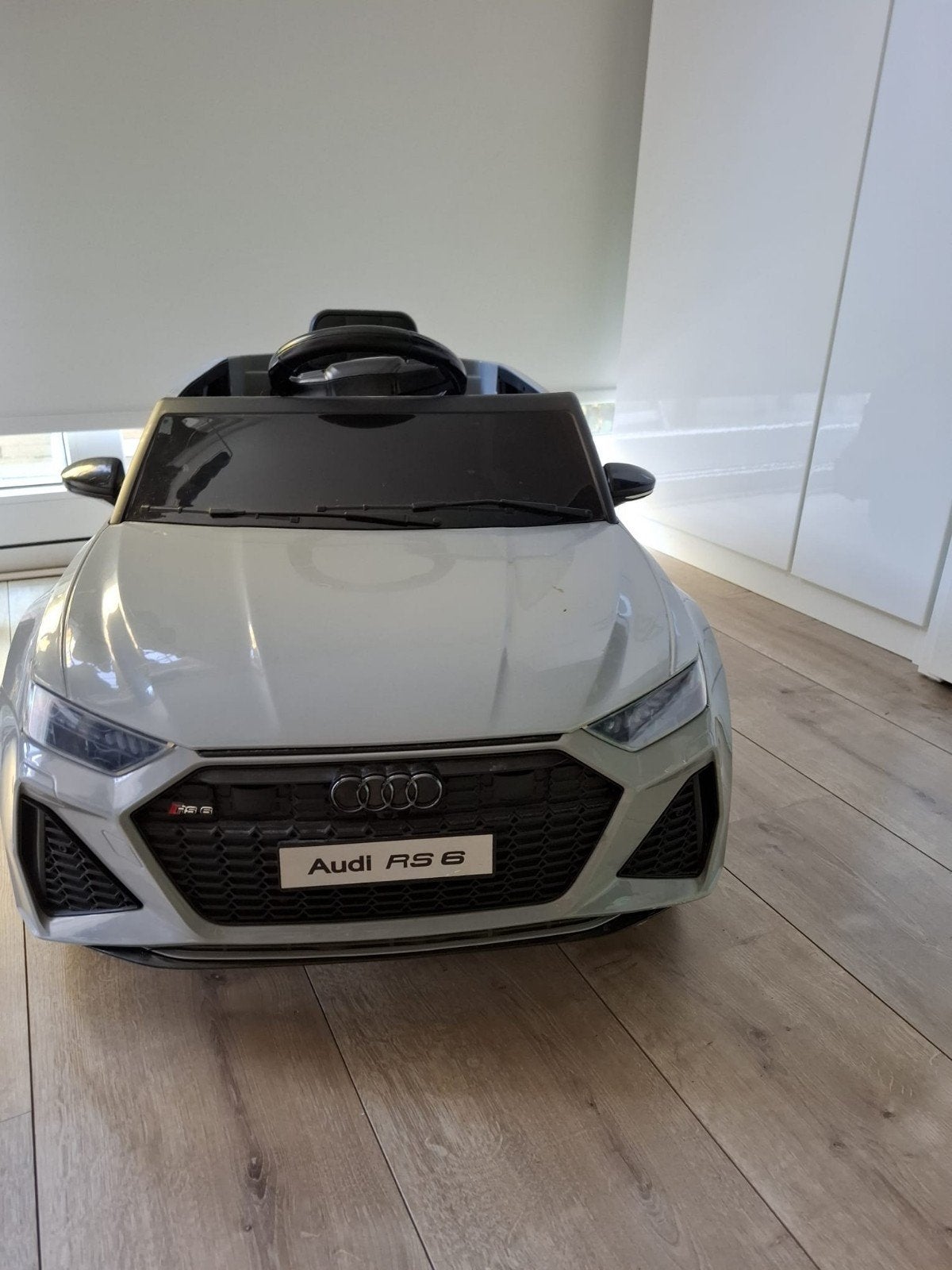 Audi RS6 elektrische kinderauto Nardo grijs - z.g.a.n., Ophalen, Zo goed als nieuw, Afstandsbediening