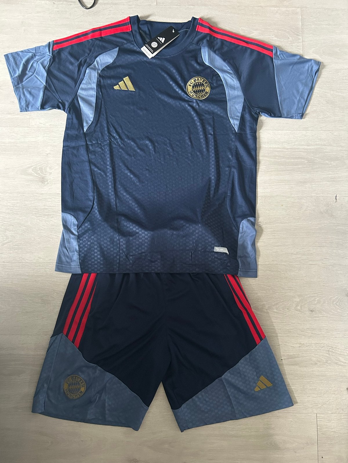 Bayern München trainingstenue 26/27 - Nieuw (M/L/XL), Nieuw, Ophalen of Verzenden, Voetbal, Maat 48/50 (M)