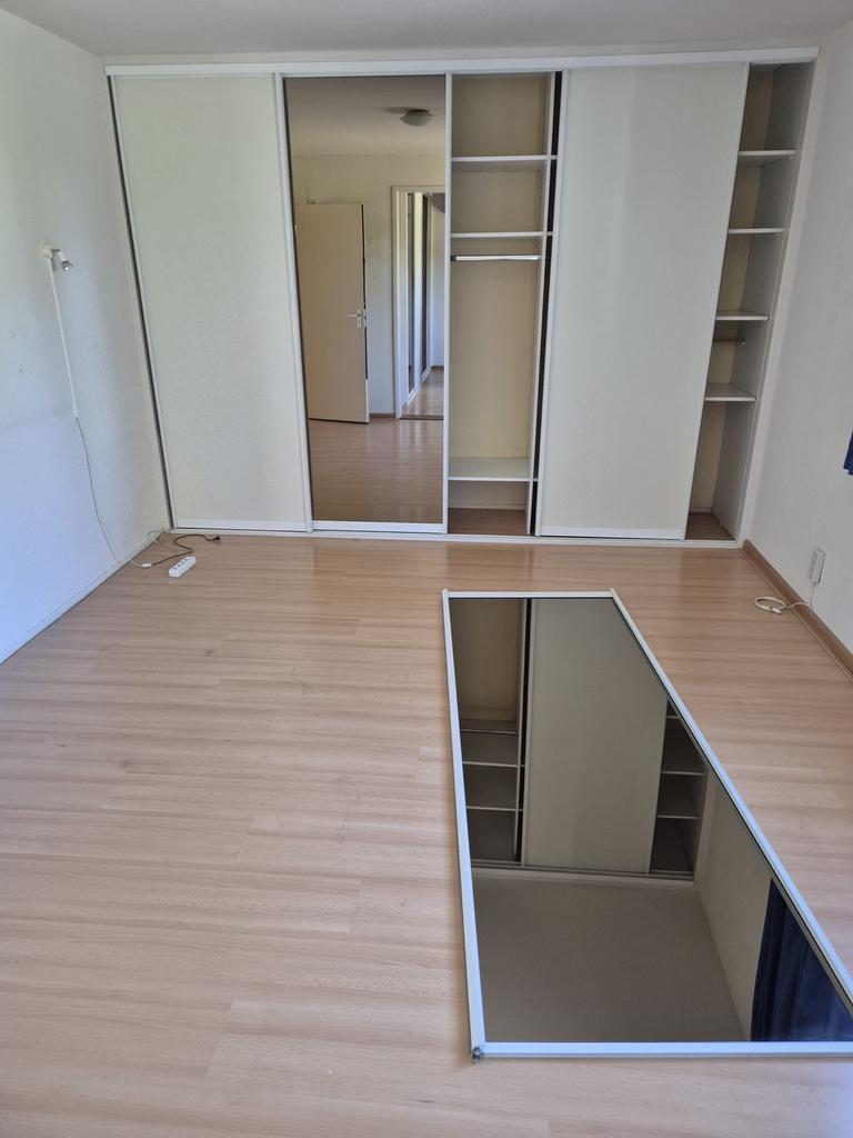 Grote kledingkast met schuifdeuren en spiegel, Ophalen, Gebruikt, 200 cm of meer, 50 tot 75 cm