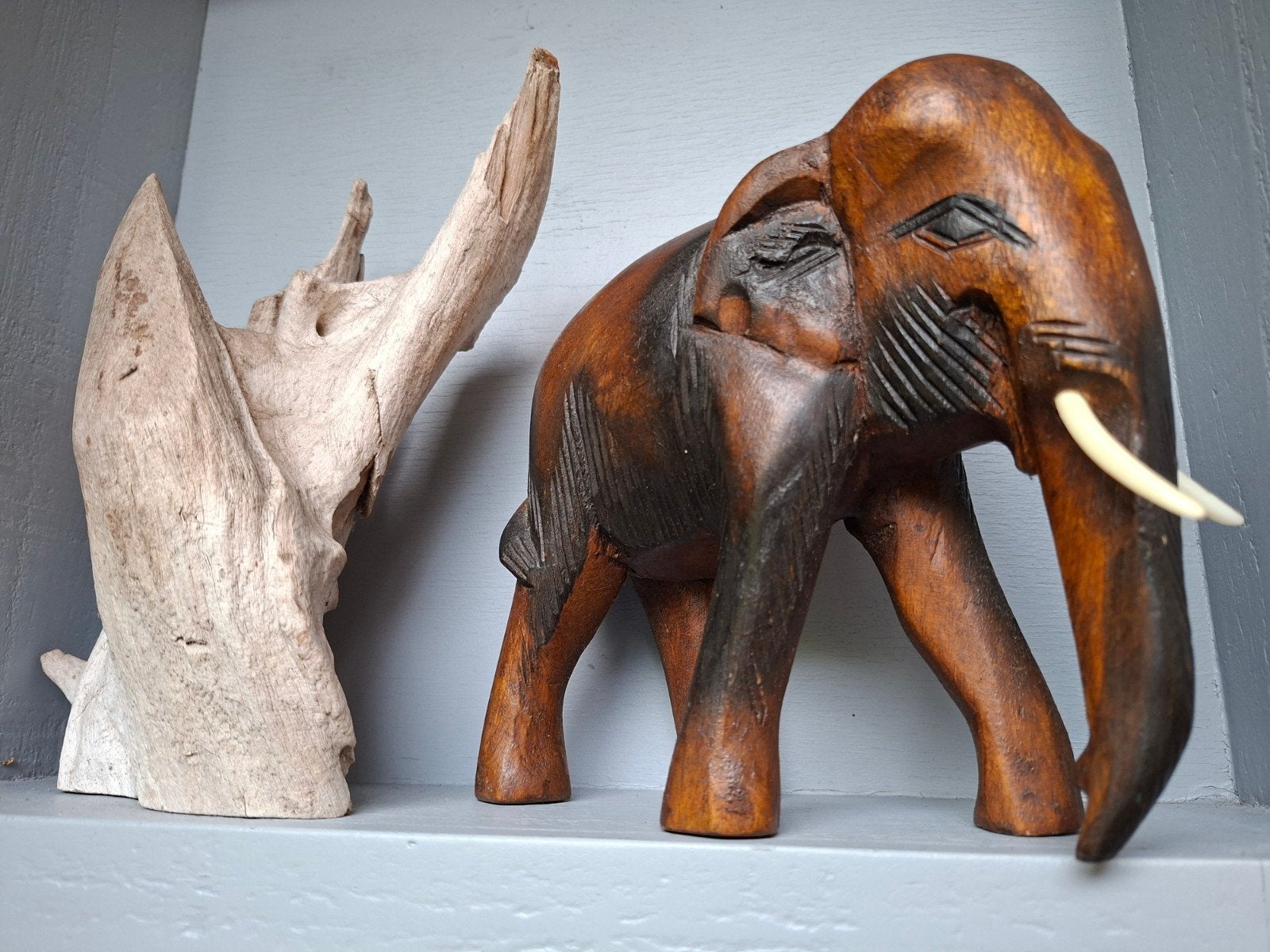 Handgesneden houten olifant met slagtanden, Hout, Bruin, 17 cm, Ophalen of Verzenden