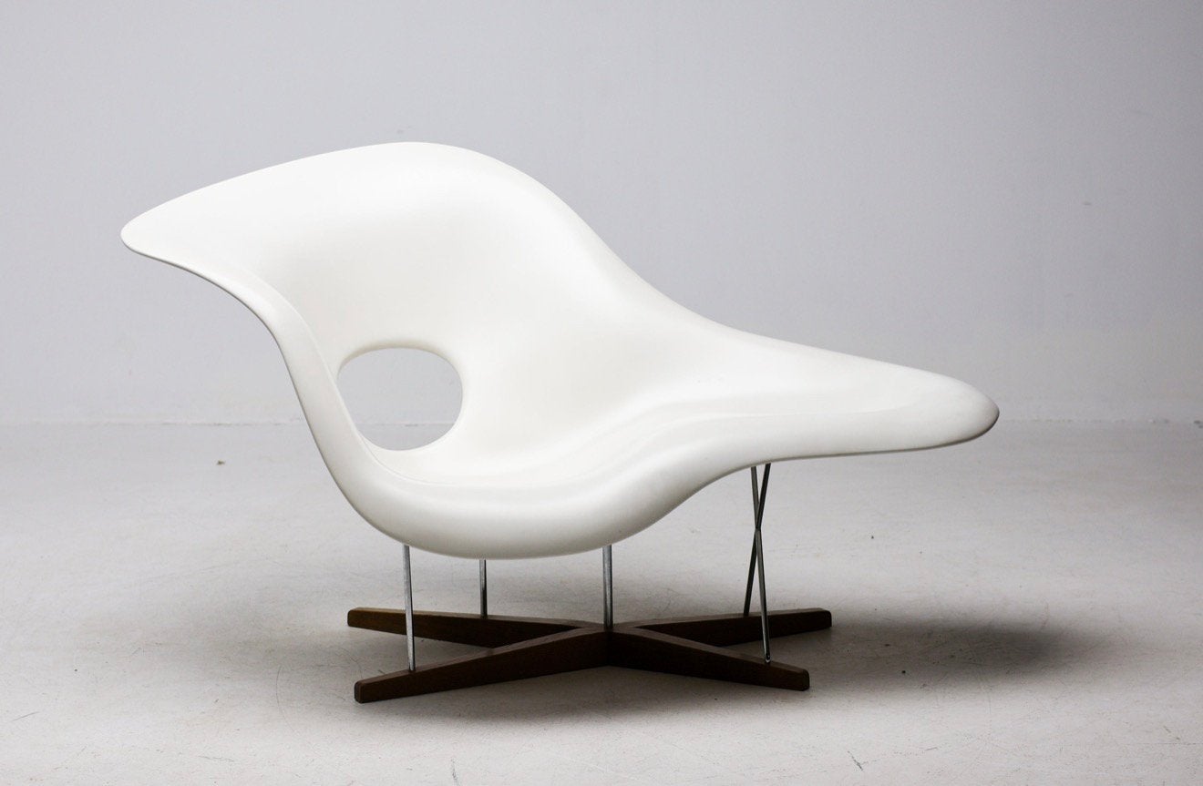 Vitra Eames La Chaise – White Patina | Charles & Ray Eames, Ophalen, Vitra Eames La Chaise – White Patina | Charles & Ray Eames