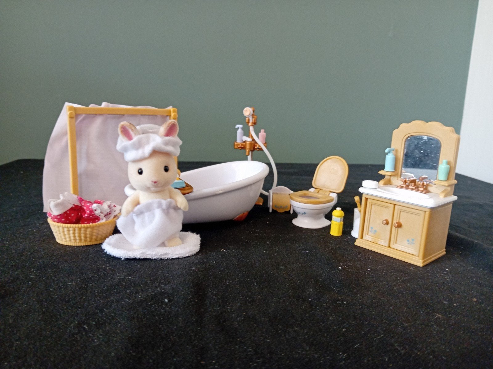 Sylvanian Families Badkamer Set met Konijn en Accessoires, Ophalen of Verzenden, Zo goed als nieuw, Poppenhuis