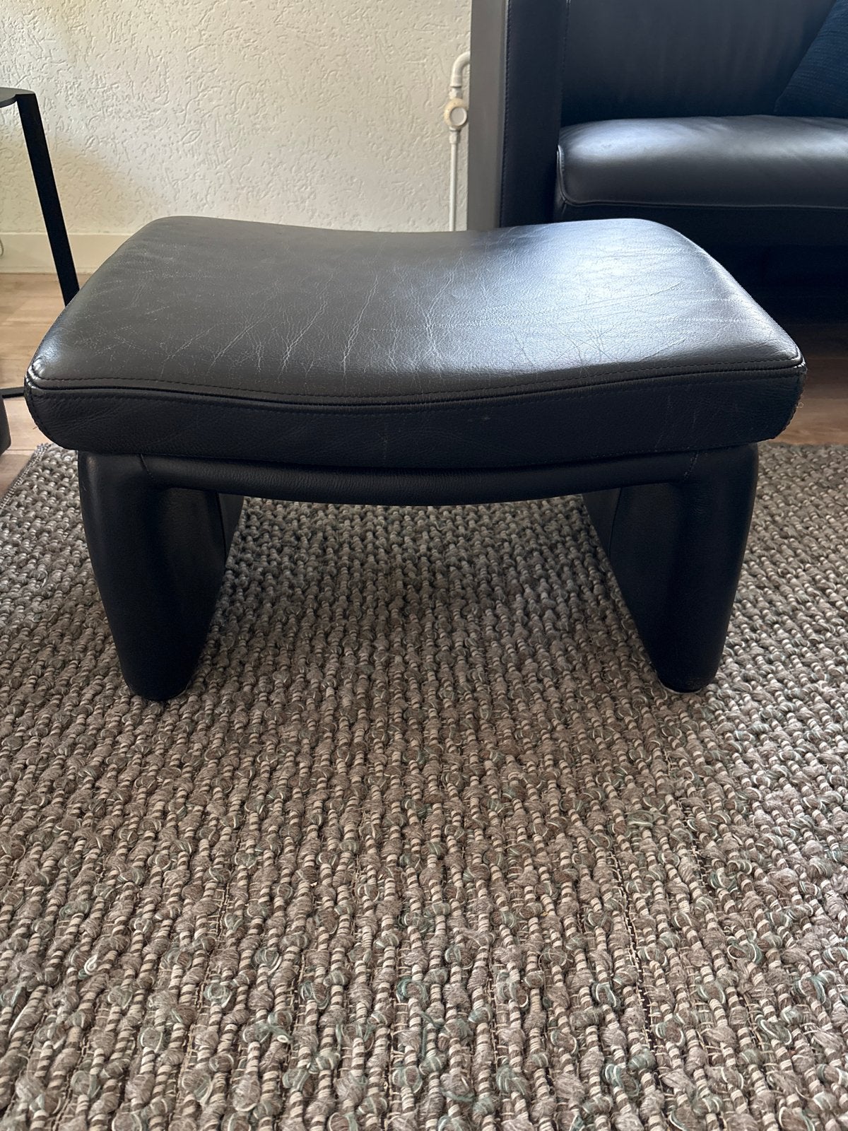Zwarte Leren voetenbank/hocker (vermoedelijk Leolux), Ophalen, Gebruikt, Rechthoekig, 50 tot 75 cm