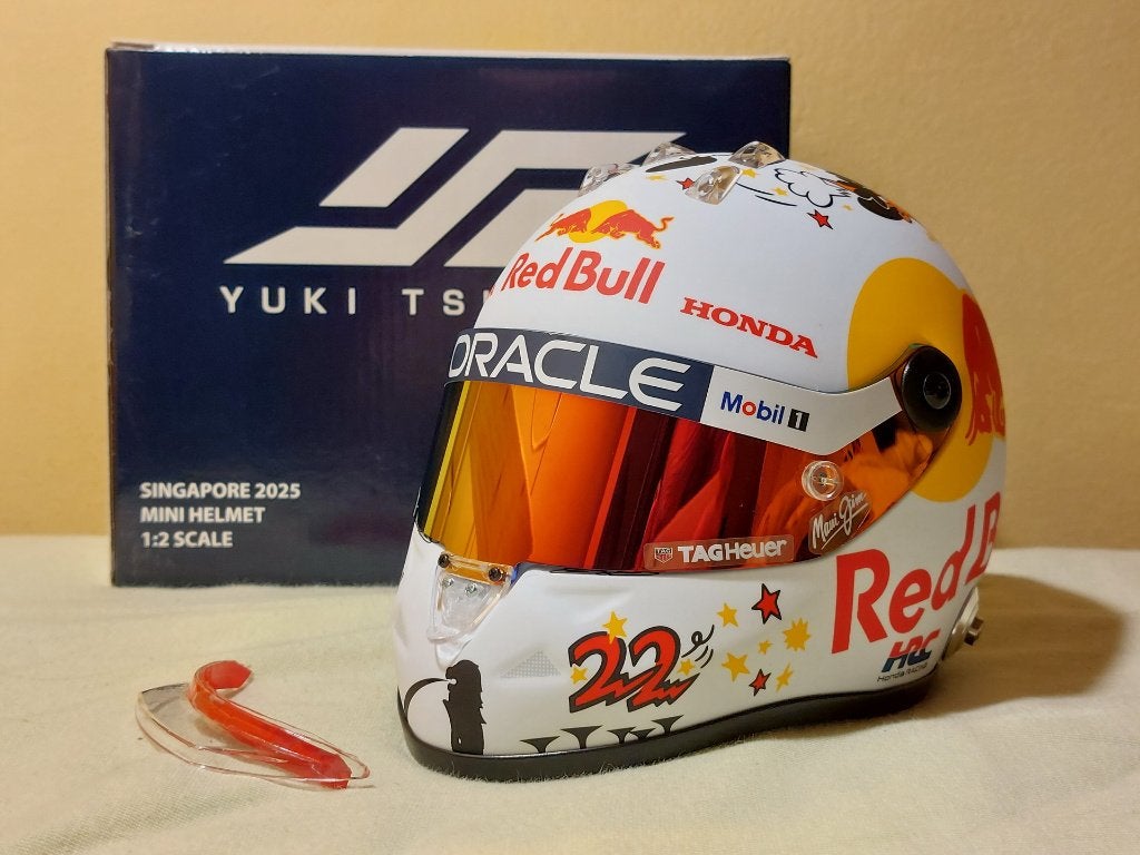 Yuki Tsunoda Red Bull F1 helm Singapore GP 2025 1:2, Verzenden, Nieuw, Formule 1