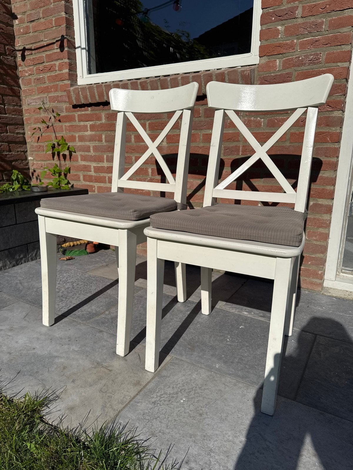 GRATIS OPHALEN - 2 witte houten stoelen met  kussens, Huis en Inrichting, Ophalen, Gebruikt, Twee, Wit