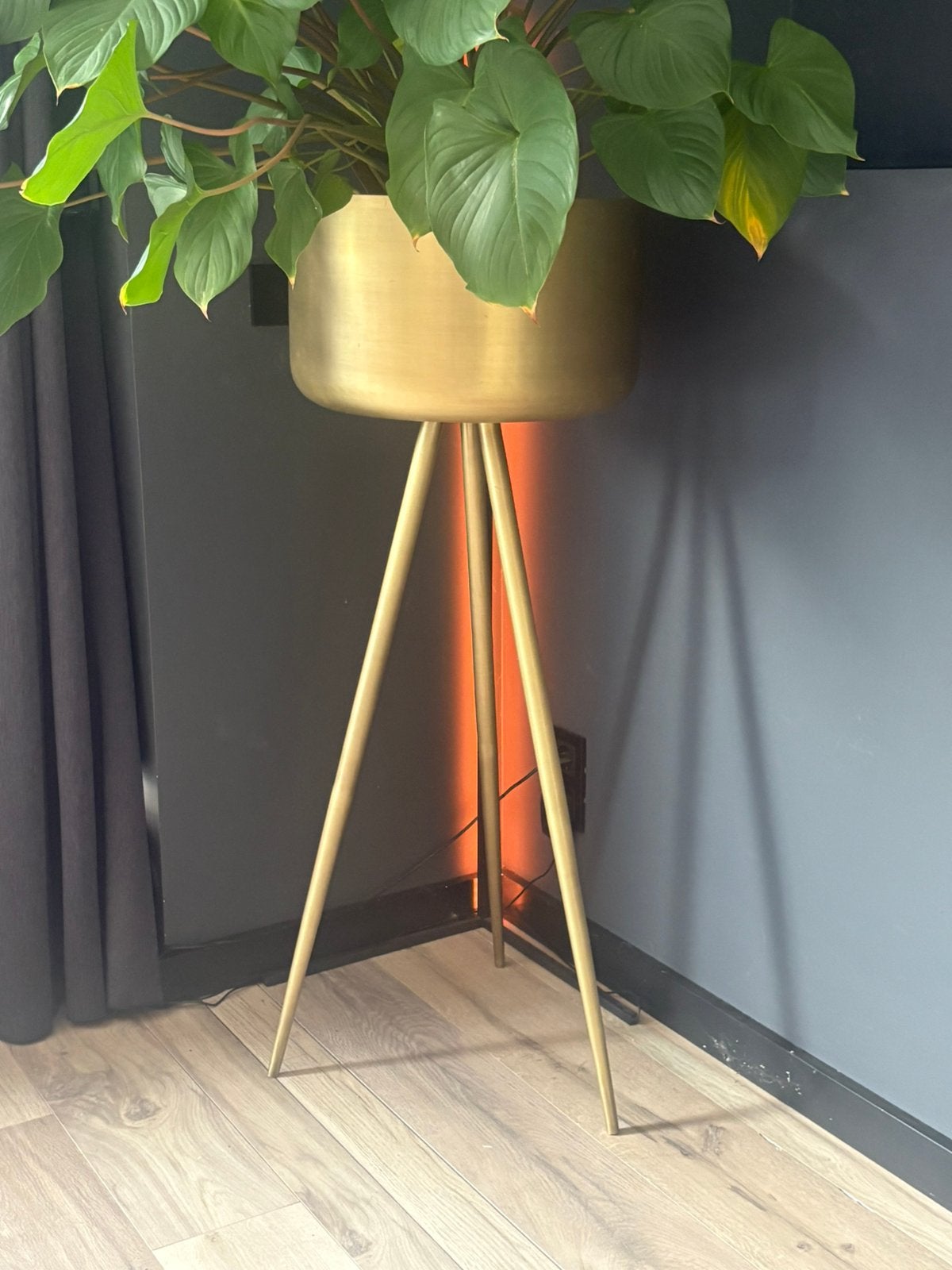 Moderne strakke Bloem pot op standaard, Ophalen, Zo goed als nieuw, Rond, Minder dan 25 cm