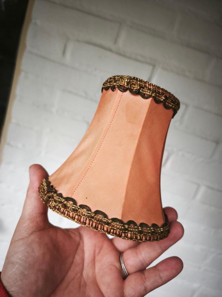 Vintage lampenkapje / boudoir kapje met sierbies – zalmroze, Ophalen of Verzenden, Bruin, Rond