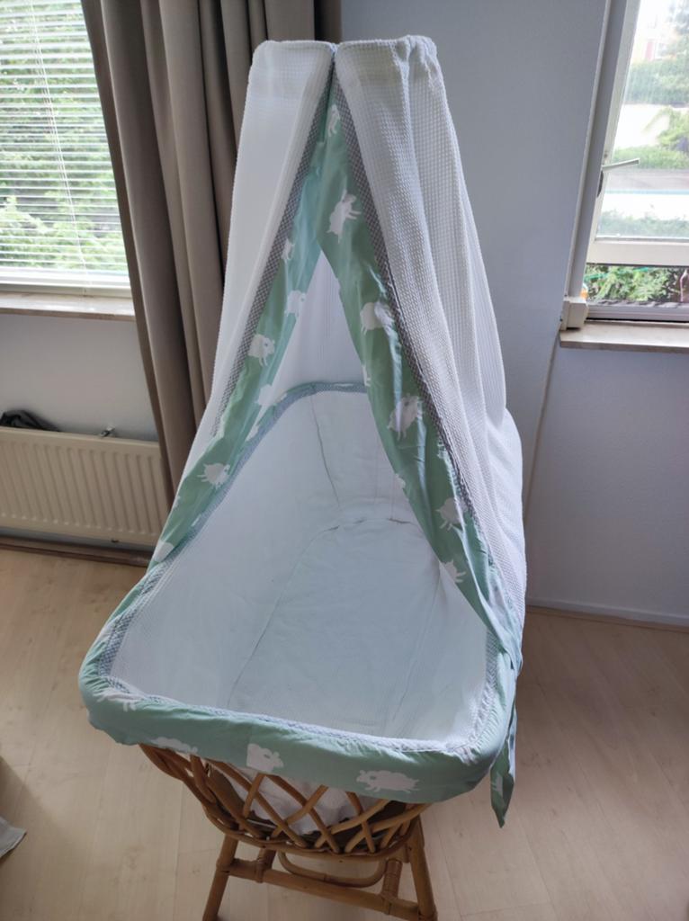 Rotan Wiegje met hemeltje, Ophalen, Zo goed als nieuw