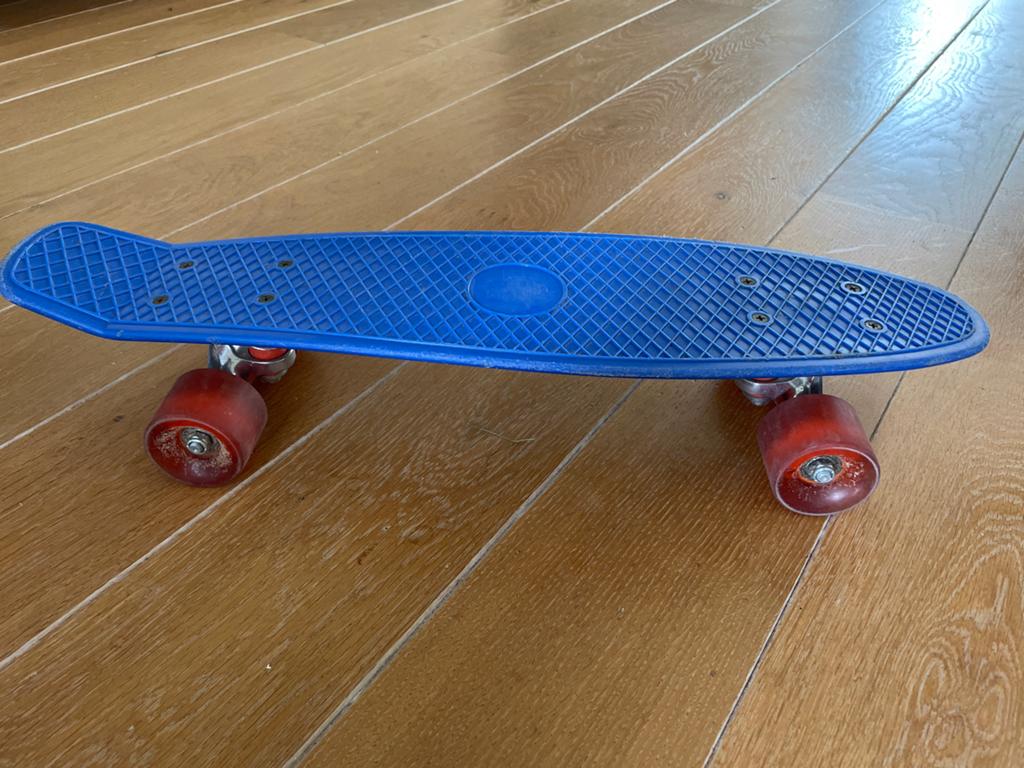 Blauw skateboard met lichtgevende wieltjes, Sport en Fitness, Skateboarden, Ophalen, Gebruikt, Skateboard