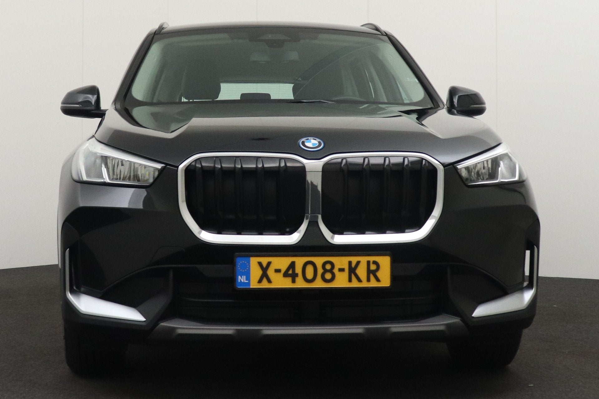BMW X1 xDrive30e Carplay Camera Leder (bj 2023, automaat), Auto's, Dealer onderhouden, Zwart, Bedrijf, Hybride Elektrisch/Benzine