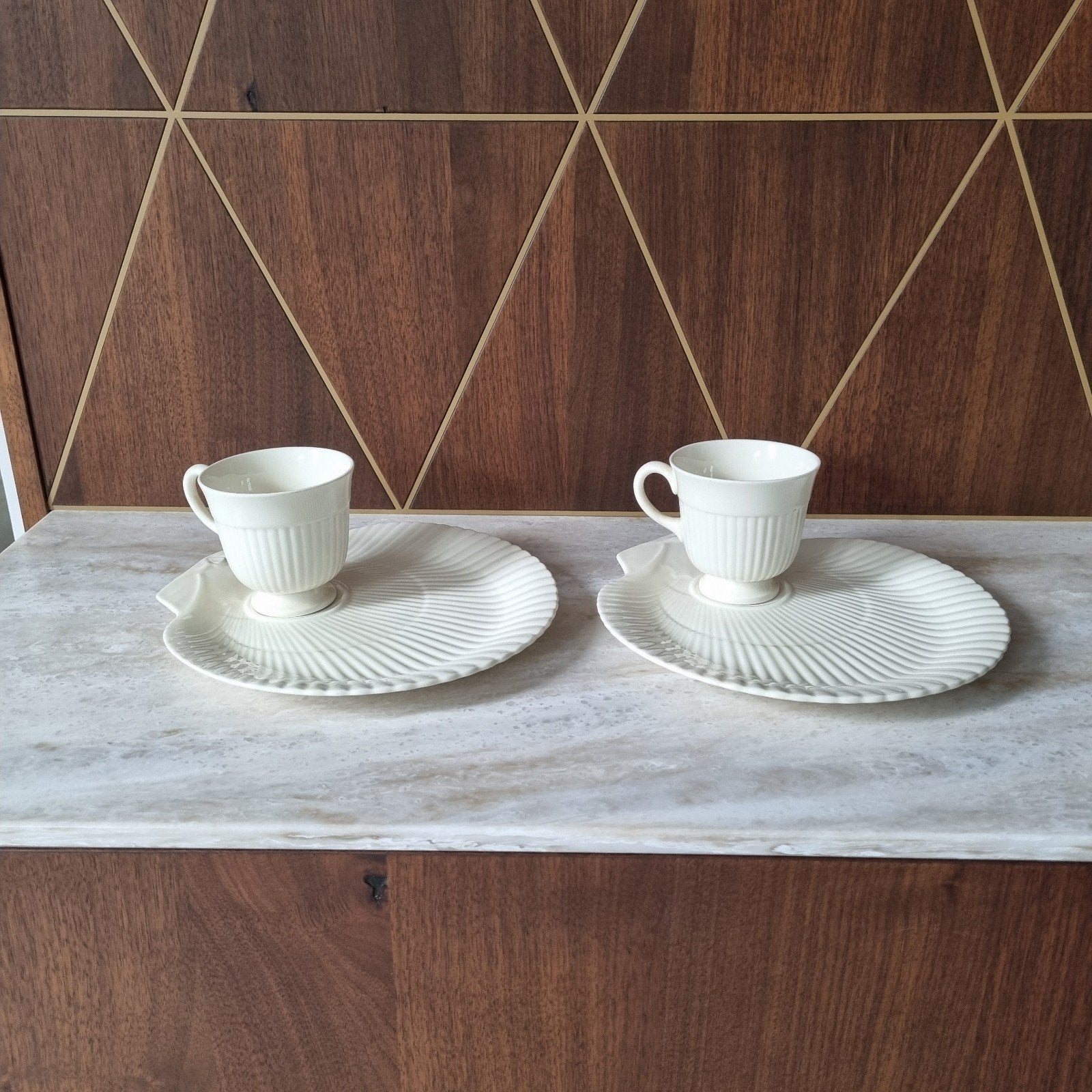 Set van 2 Wedgwood Edme servingplates met kopjes, Ophalen of Verzenden, Zo goed als nieuw, Wedgwood, Kop(pen) en/of Schotel(s)