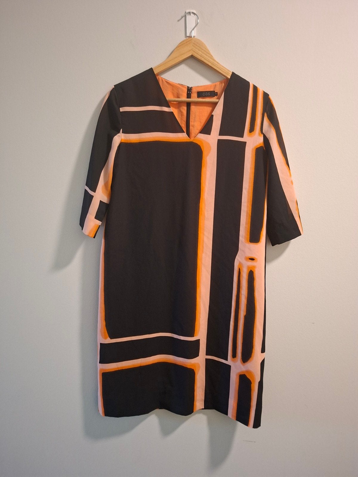 COS Jurk met Grafisch Design - Zwart & Koraal, Maat 38, Kleding | Dames, Jurken, Maat 38/40 (M), COS, Zwart, Ophalen of Verzenden