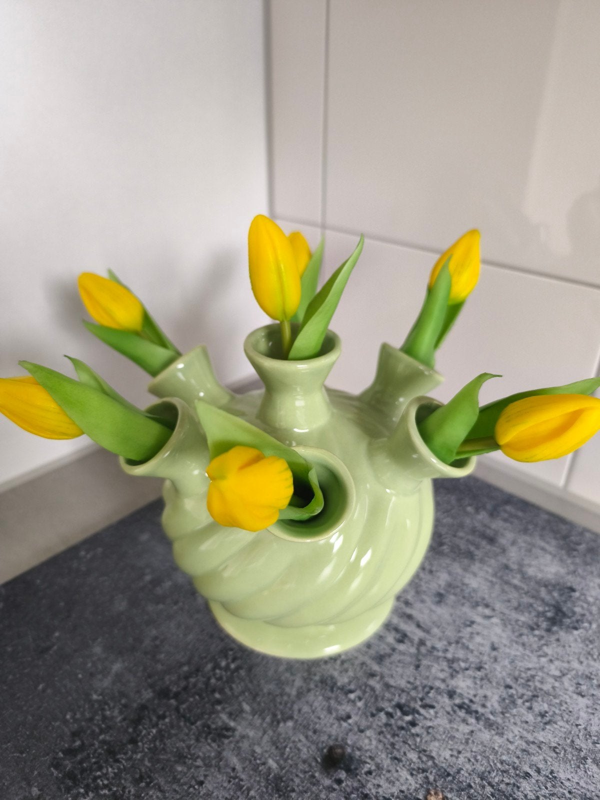 Te koop, mooie nieuwe tulpenvaas met 2 bosjes kunsttulpen., Ophalen, Inclusief decoratie, Steen/keramiek, 18 cm