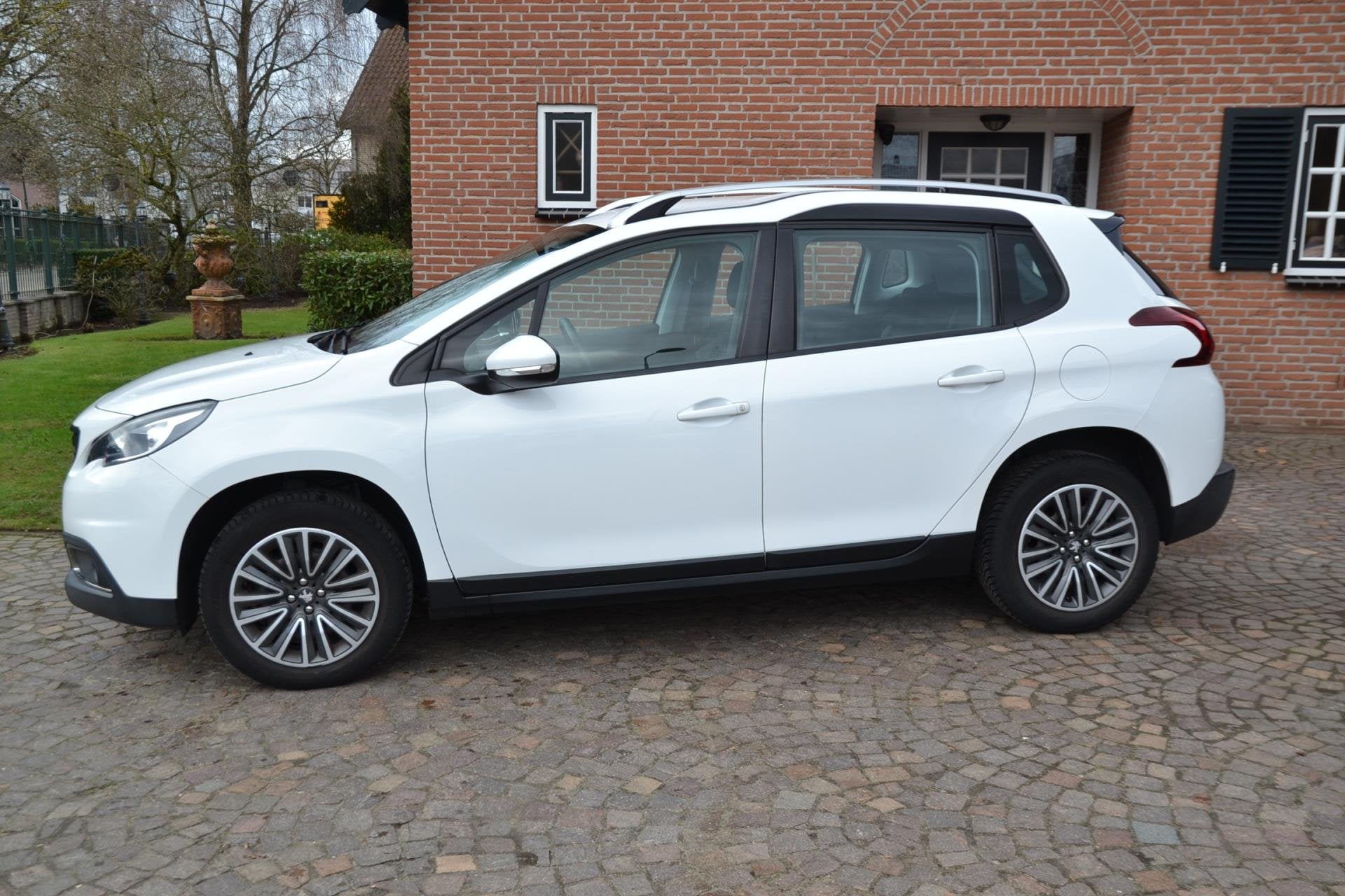 Peugeot 2008 1.2 PureTech Active - Airco - Navigatie+camara, Auto's, Dealer onderhouden, Stof, 1199 cc, 610 kg