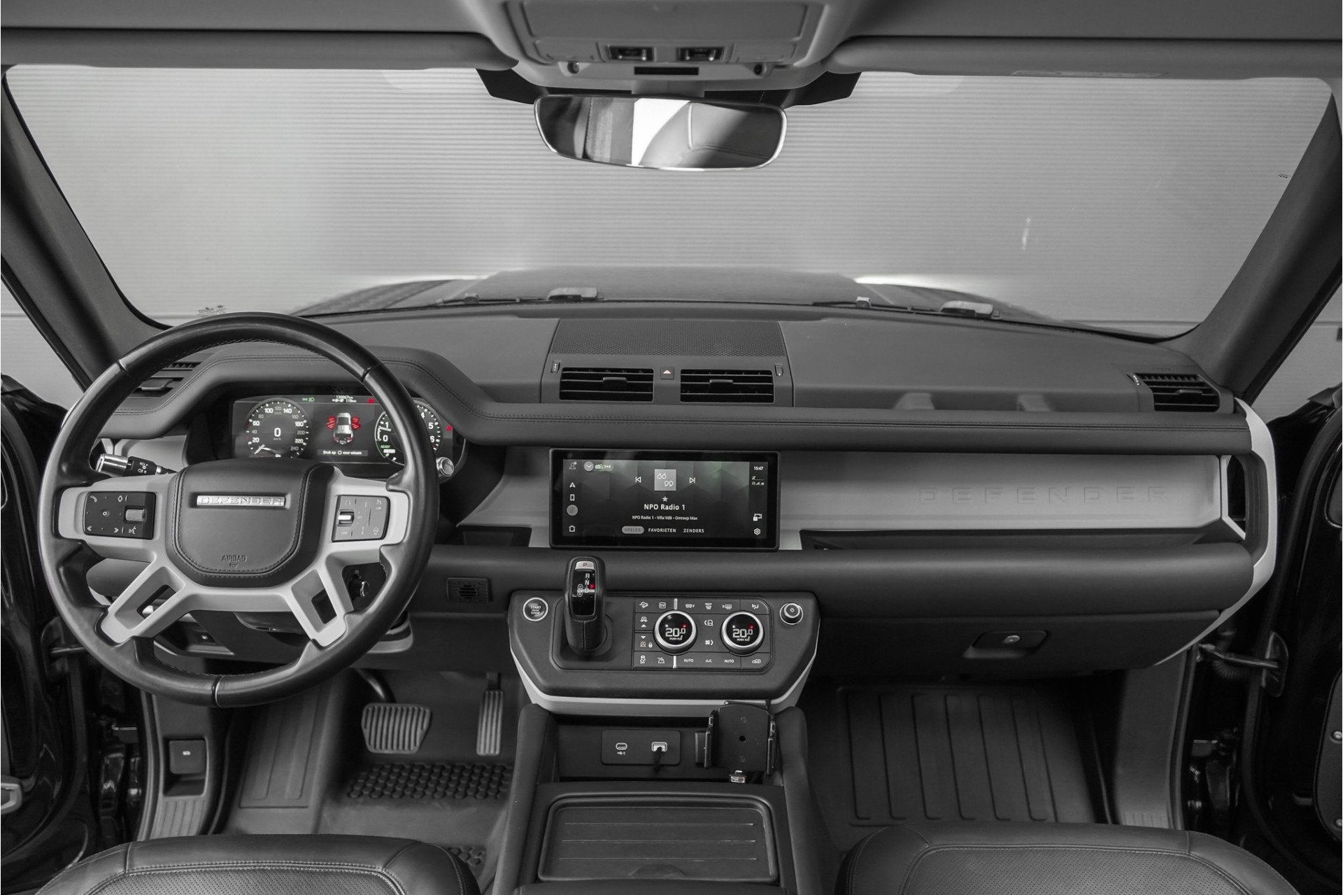 Land Rover Defender 110 2.0 P400e 110 HSE Pano Trekhaak ACC, Gebruikt, 4 cilinders, 3000 kg, Zwart