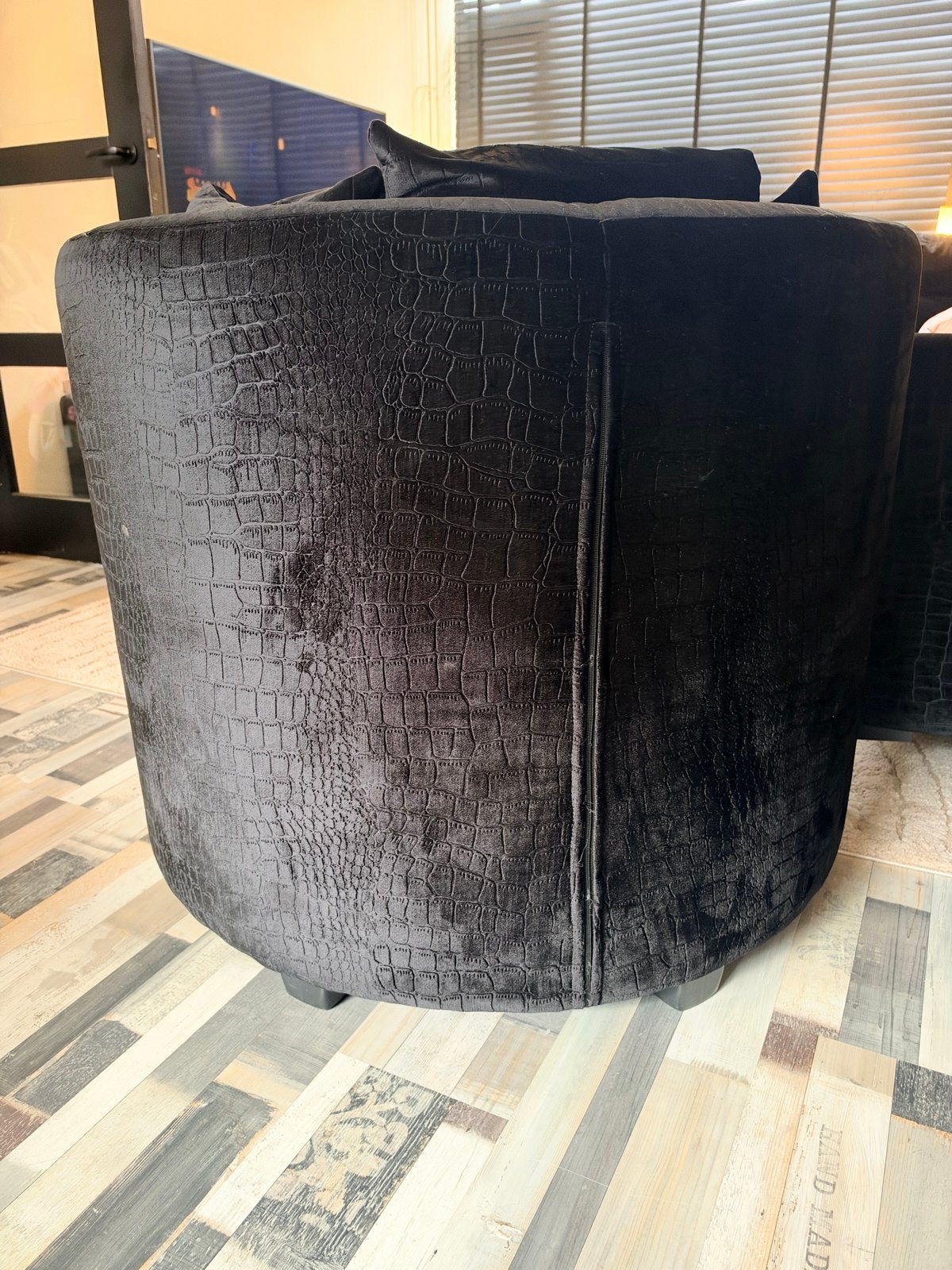 Prachtige Luxe Ronde Loveseat – Zwart Velvet met Croco Print, Huis en Inrichting, Ophalen, Zo goed als nieuw, Stof, 100 tot 125 cm