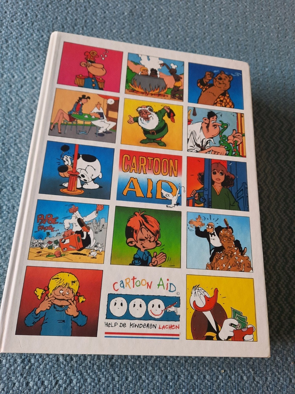 Cartoon Aid - Hardcover in nieuwstaat - 495 blz, Boeken, Eén stripboek, Ophalen of Verzenden, Zo goed als nieuw