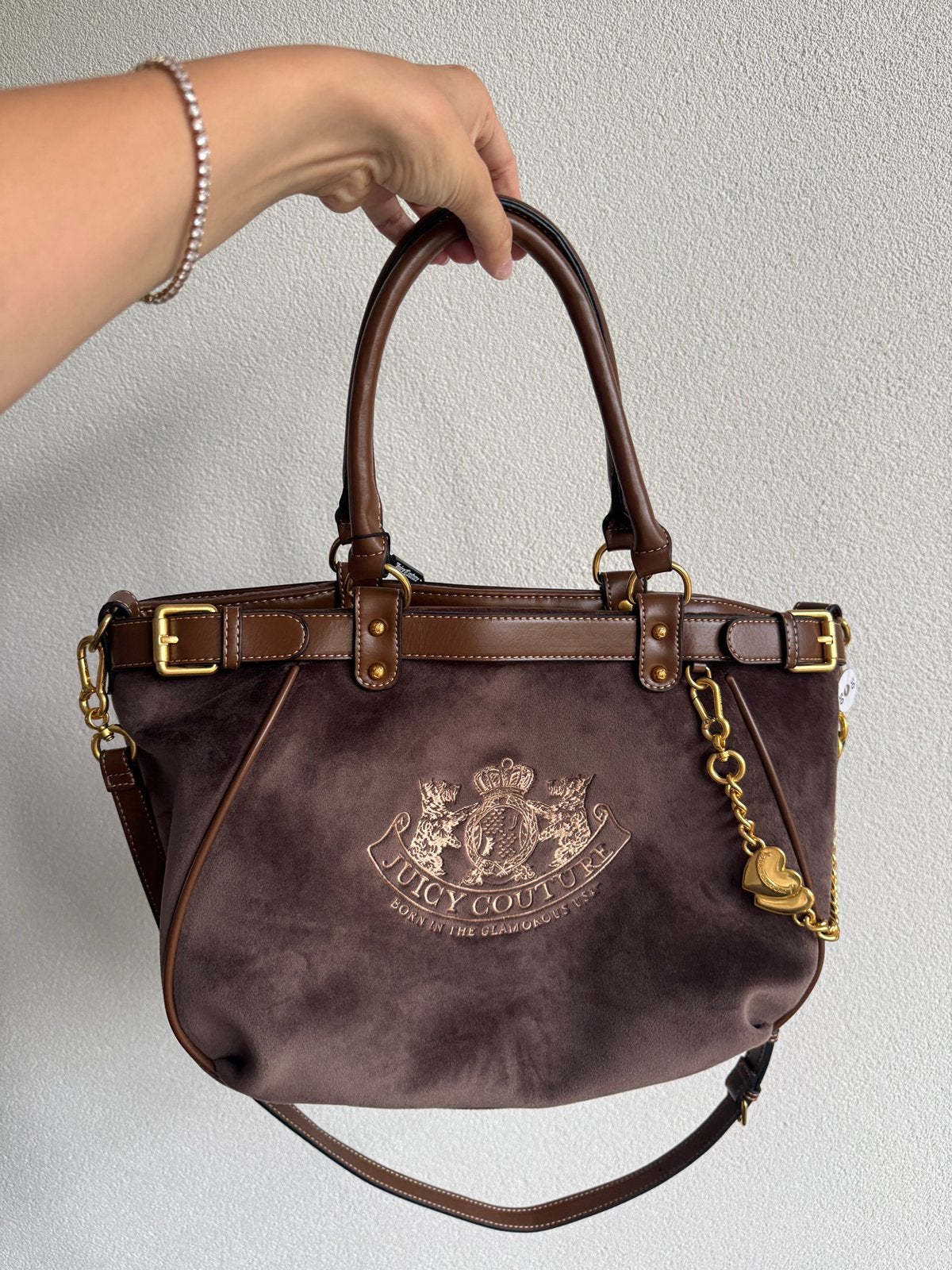 Juicy Couture Y2K bruine fluwelen grote schouder tas, Sieraden, Tassen en Uiterlijk, Tassen | Damestassen, Juicy Couture, Bruin