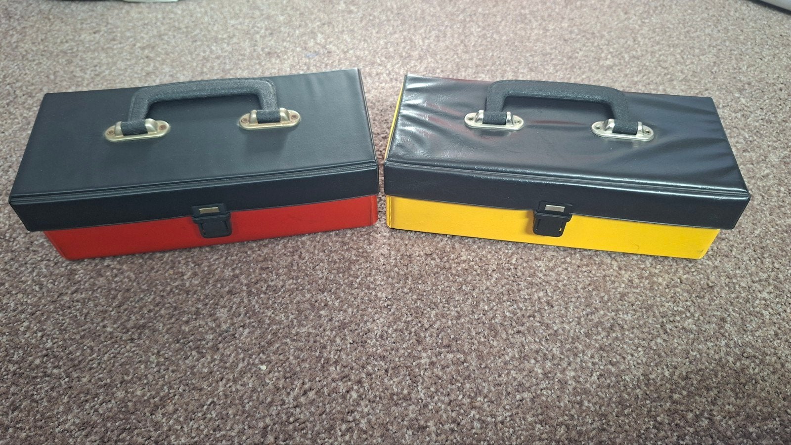 Cassettebandjes koffers voor 2 x 12 cassettebandjes, Ophalen of Verzenden, Zo goed als nieuw, Overige genres, 2 t/m 25 bandjes