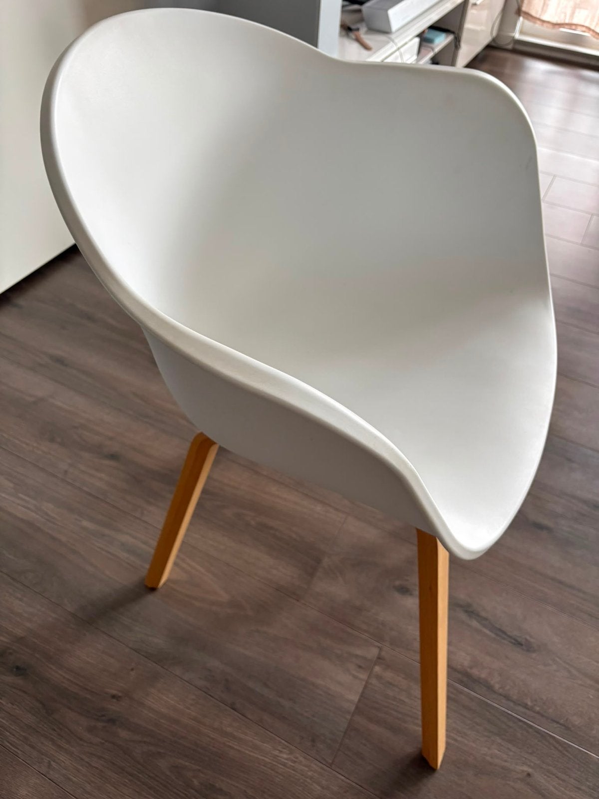 4 Witte kuipstoelen met houten poten - Modern design, Huis en Inrichting, Ophalen, Kunststof, Gebruikt, Wit