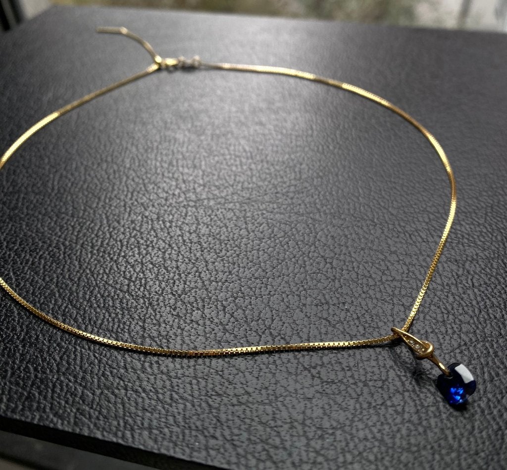 Collier Ketting met hanger saffier in cushion vorm, Sieraden, Tassen en Uiterlijk, Blauw, Nieuw, Ophalen of Verzenden, Verstelbaar