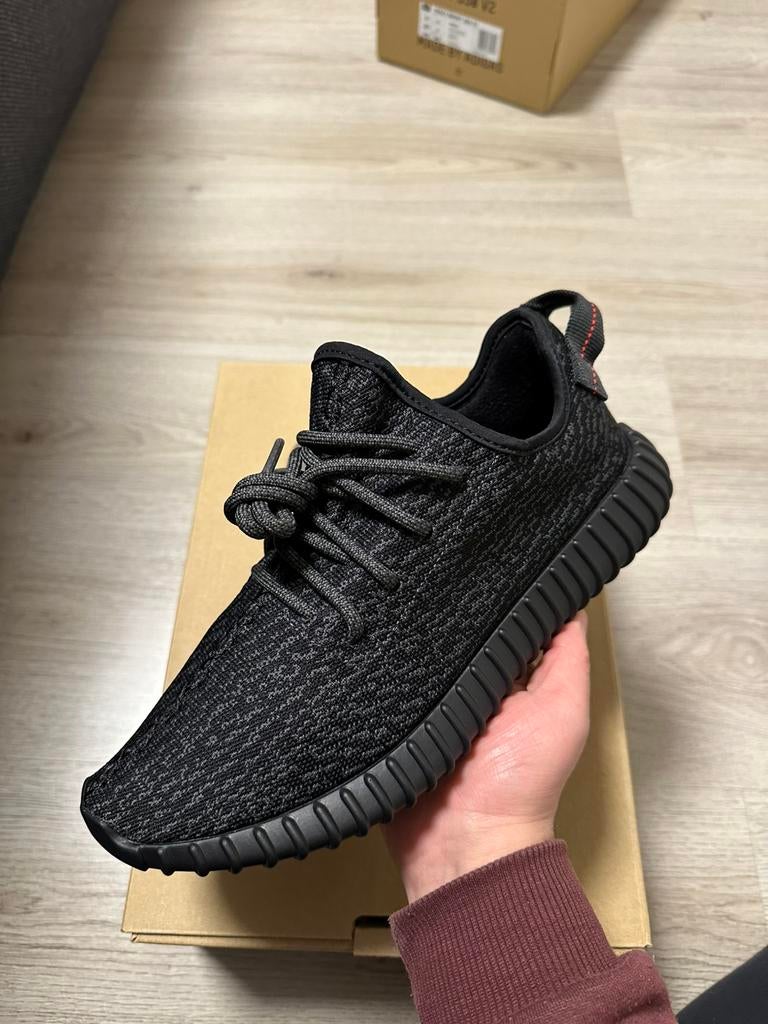 Yeezy Boost 350 Pirate Black 42 2/3, Ophalen of Verzenden, Nieuw, Zwart, Sneakers of Gympen