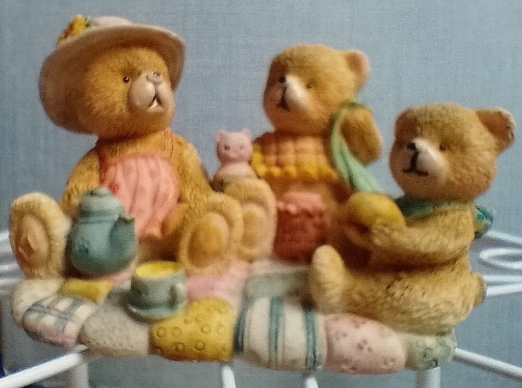 Beeldje van beren aan een picknicken, Ophalen of Verzenden, Zo goed als nieuw, Dier