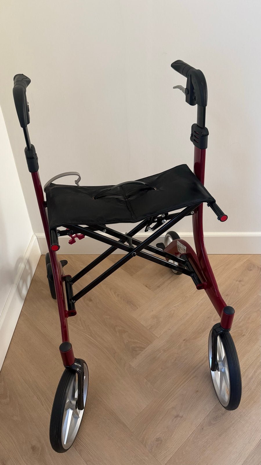 Licht gewicht  en stevige rollator, Ophalen, Zo goed als nieuw