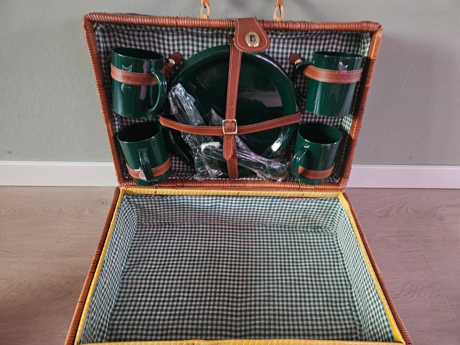 Complete picknickmand met servies voor 4 personen, Ophalen, Gebruikt