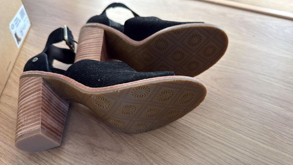 Nieuwe UGG Dames Schoenen - Maat 38 - Zwart Suède, UGG, Zwart, Nieuw, Ophalen of Verzenden