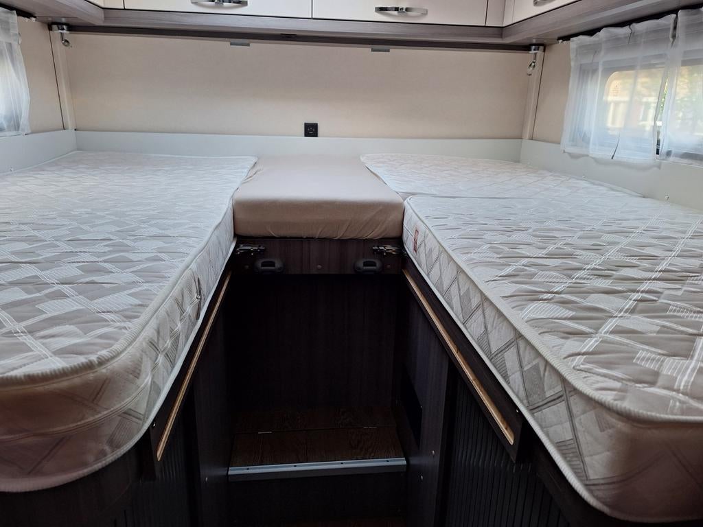 2 Matrassen voor caravan of camper (Hobby V65 GE), Caravans en Kamperen, Camper-accessoires, Ophalen, Gebruikt