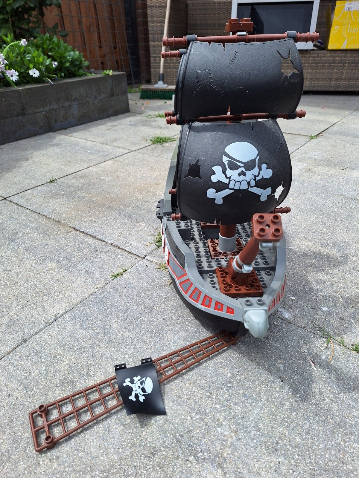 Duplo schip en losse bak met duplo spullen, Ophalen