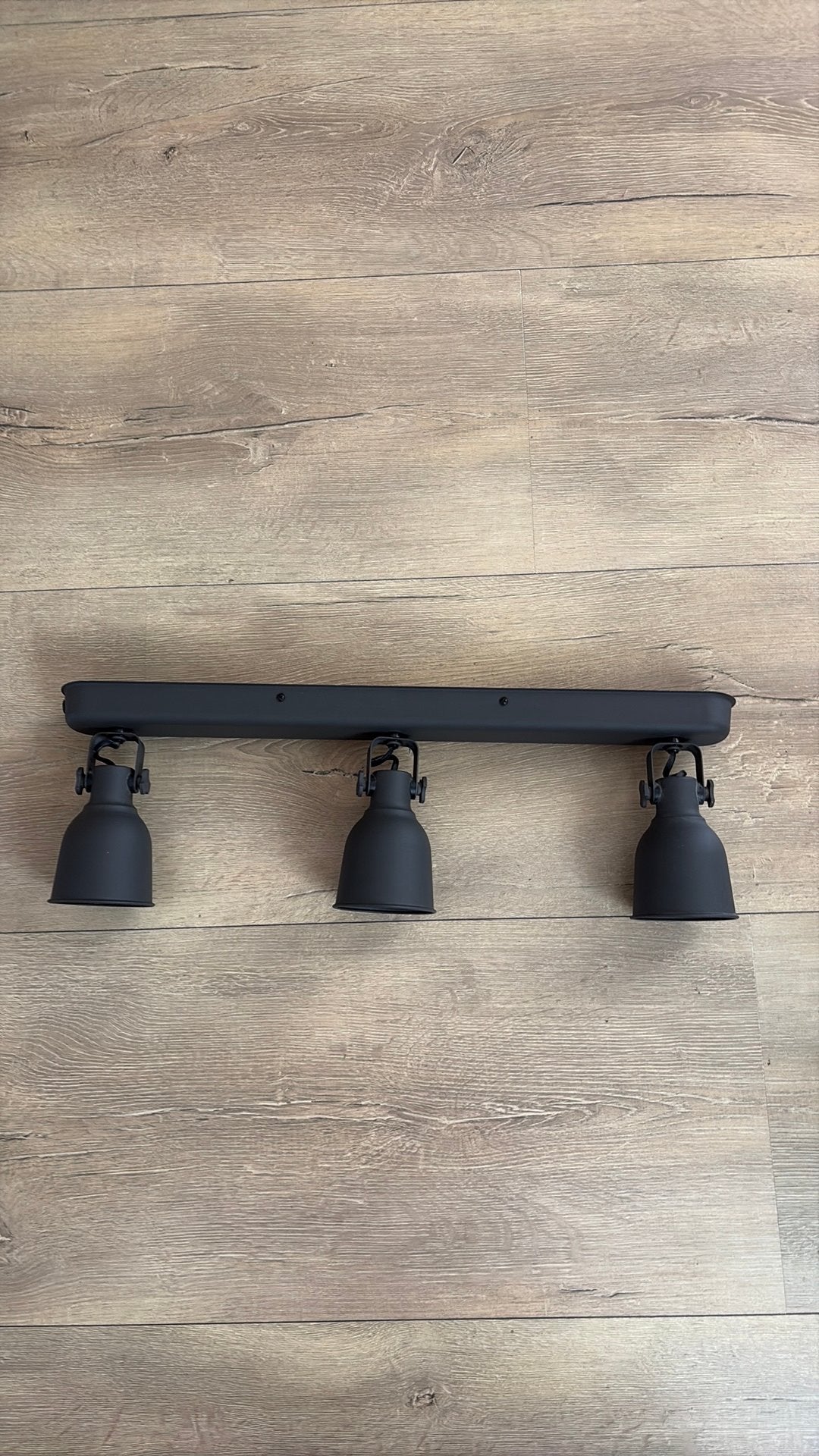 Ikea hektar plafondrail 3 spots, Huis en Inrichting, Lampen | Spots, Ophalen, Zo goed als nieuw, Metaal of Aluminium, Plafondspot of Wandspot