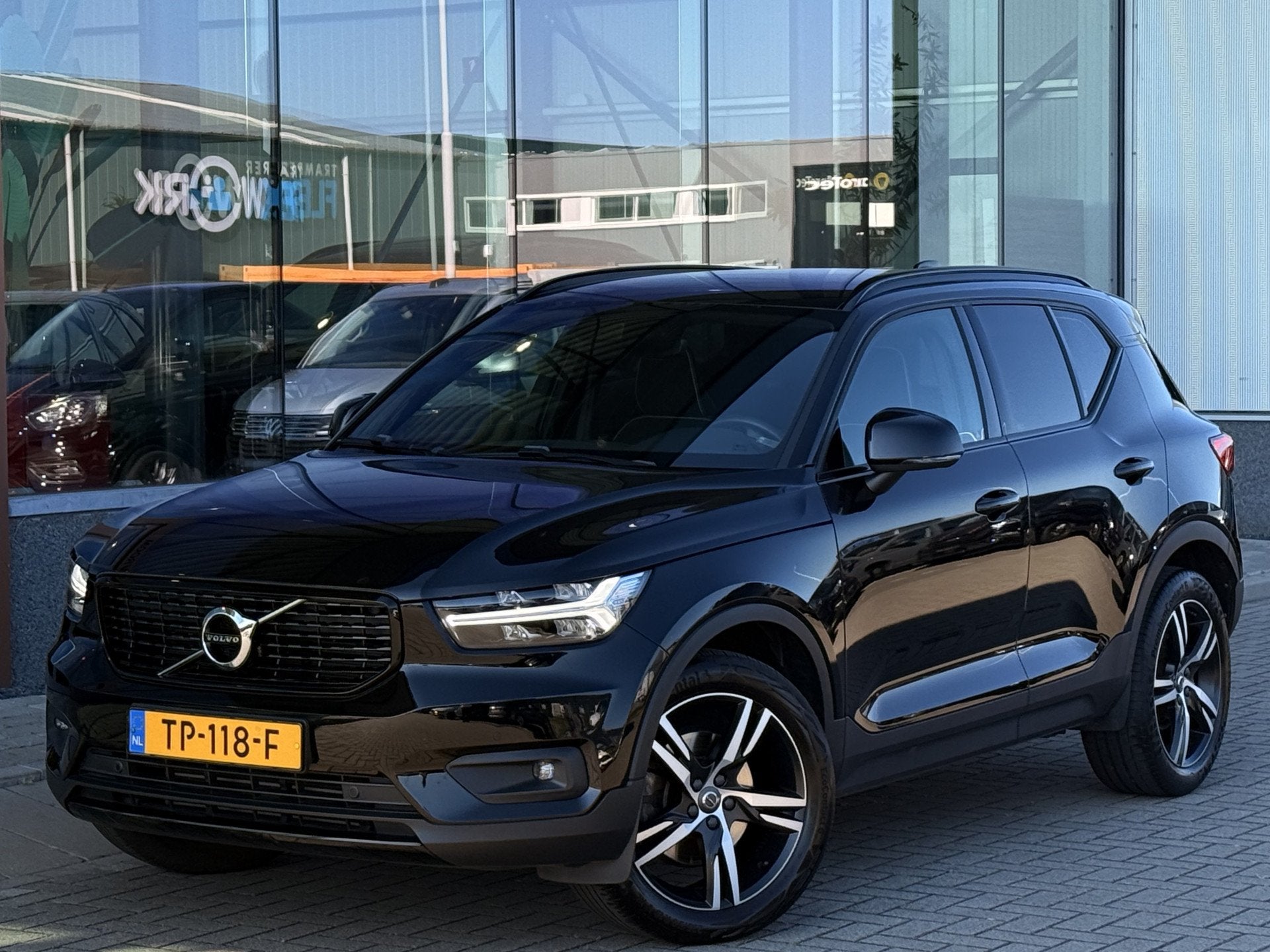 Volvo XC40 2.0 T4 R-Design 191 PK | ACC | Camera | NAVI, Auto's, 15 km/l, 1969 cc, Zwart, Origineel Nederlands