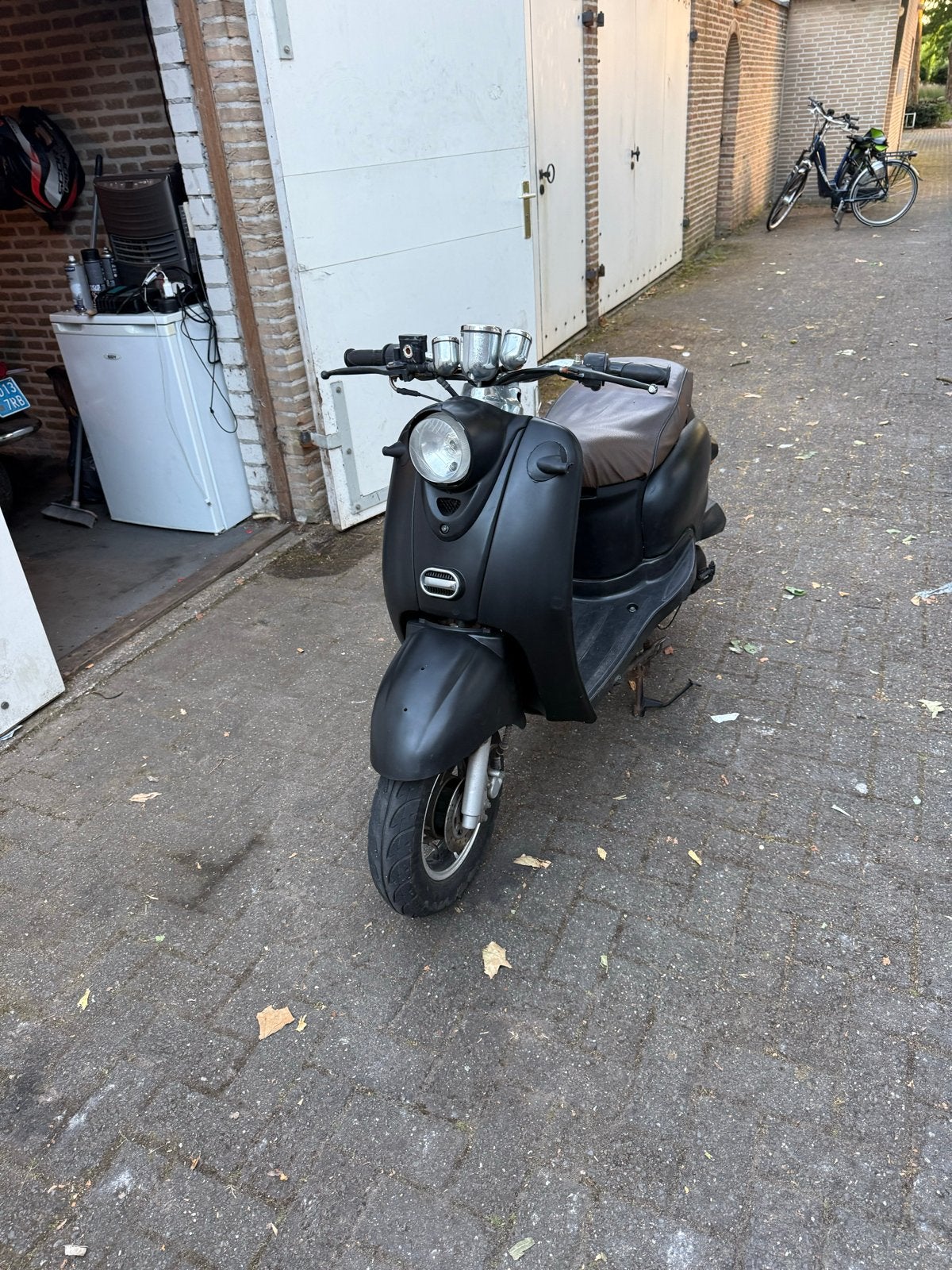 Zwarte Scooter B-klasse - Rijdt 45 km/u - Helemaal opgeknapt, Fietsen en Brommers, Ophalen of Verzenden, Zo goed als nieuw