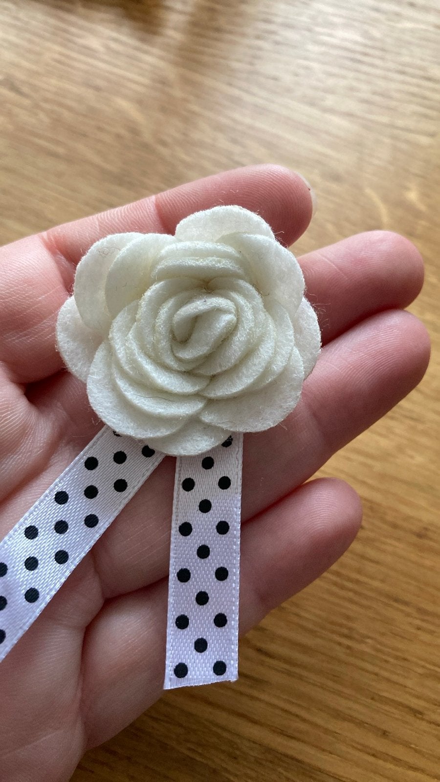 Witte vilten roos broche met stippen lint - broche, Overige materialen, 4 tot 7 cm, Wit, Nieuw