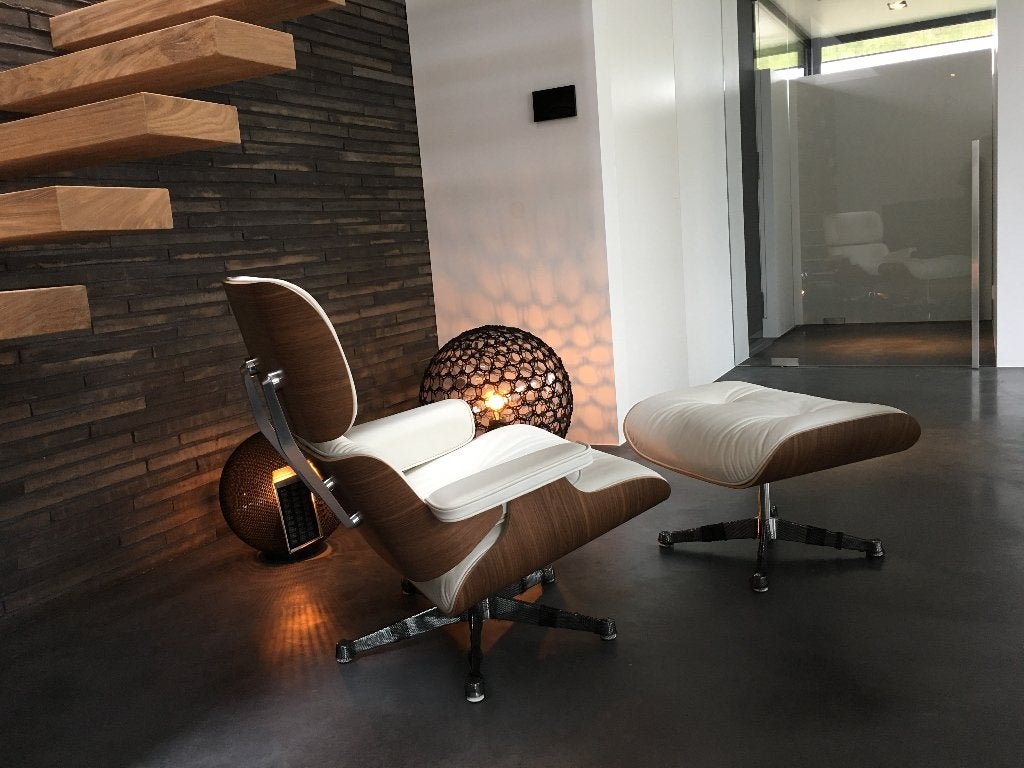 Vitra Lounge Chair + Ottoman Notenhout Snow NIEUW in doos, Huis en Inrichting, Fauteuils, Waterstad 23, High-end Furniture, Nieuw