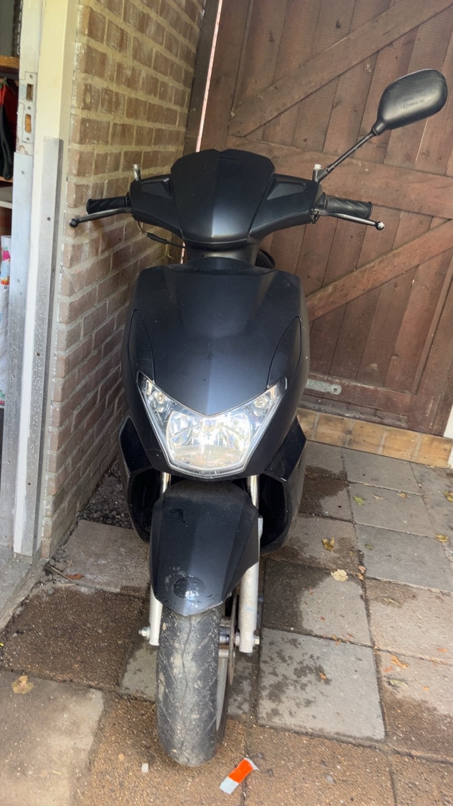 Peugeot kisbee Scooter - Zwart, Gebruikt, Fietsen en Brommers, Gebruikt, Maximaal 45 km/u, Ophalen of Verzenden, Benzine