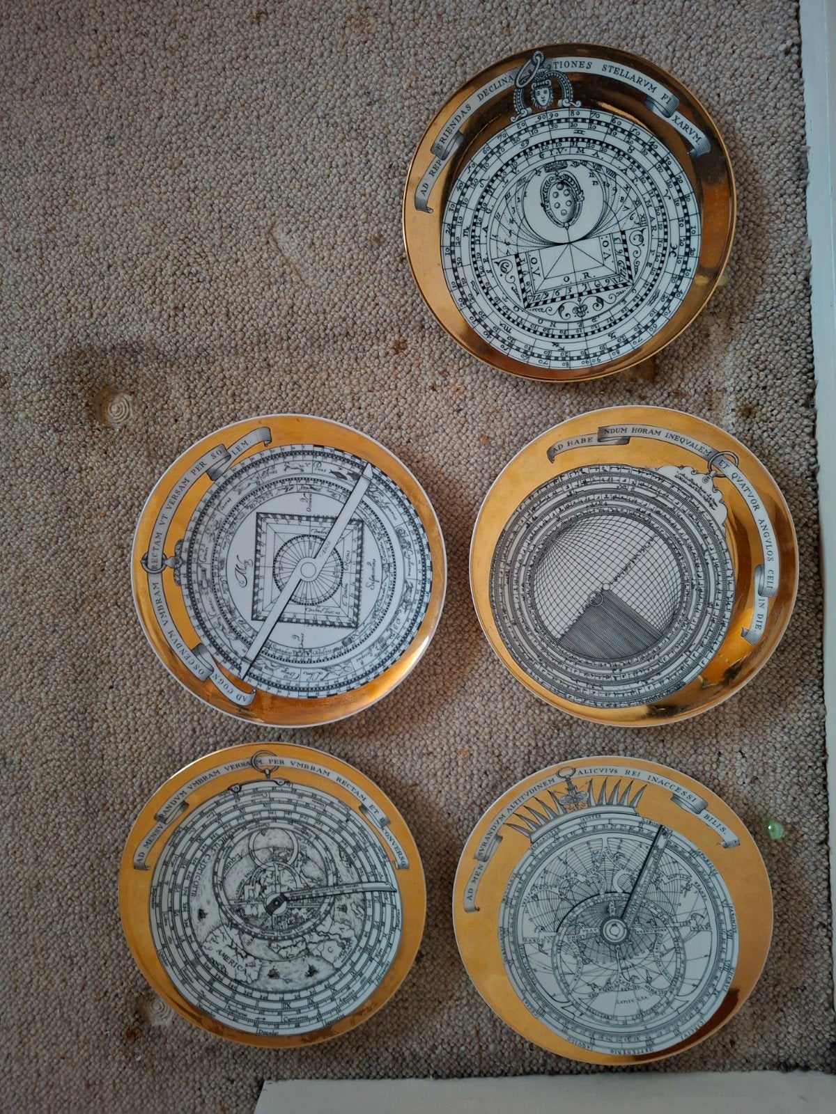 5 originele Piero Fornasetti “Astrolabio” porseleinen borden, Antiek en Kunst, Ophalen of Verzenden