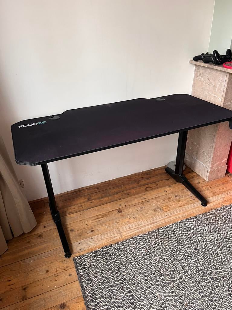 Game bureau 140 L x 67 b en 75 h. Met mat en cup holder, Ophalen, Zwart, Zo goed als nieuw, Kabelgoot