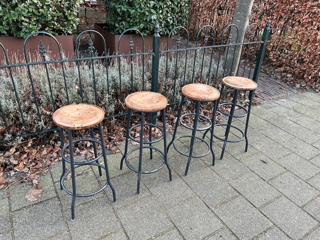 4 Industriele barkrukken 69 cm hoog, Huis en Inrichting, Ophalen, Gebruikt, Met voetsteun, 60 tot 90 cm