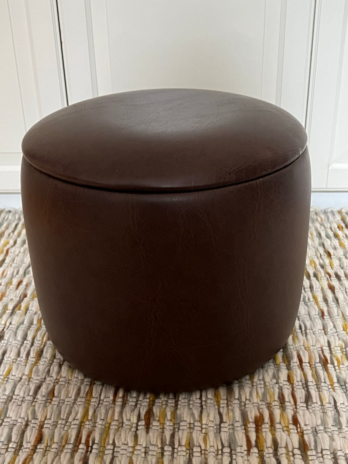 Bruine retro poef met opbergruimte - zo goed als nieuw, Ophalen, Overige materialen, Minder dan 50 cm, Rond