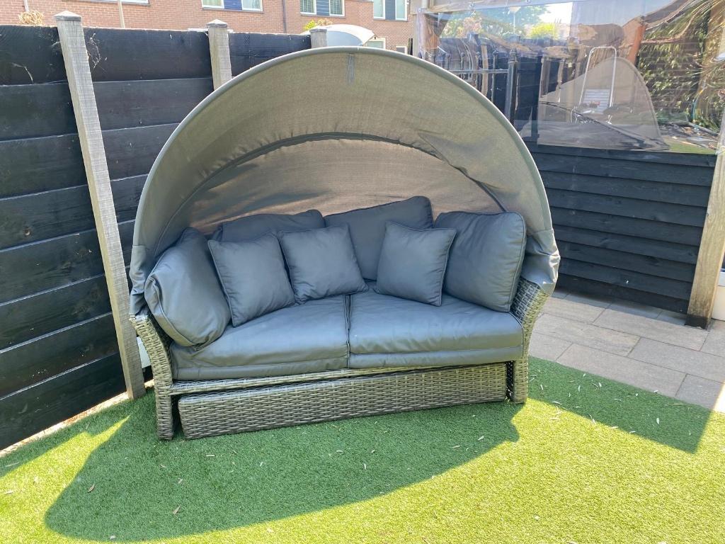 Loungebank en bed in 1, Ophalen, Gebruikt, Wicker