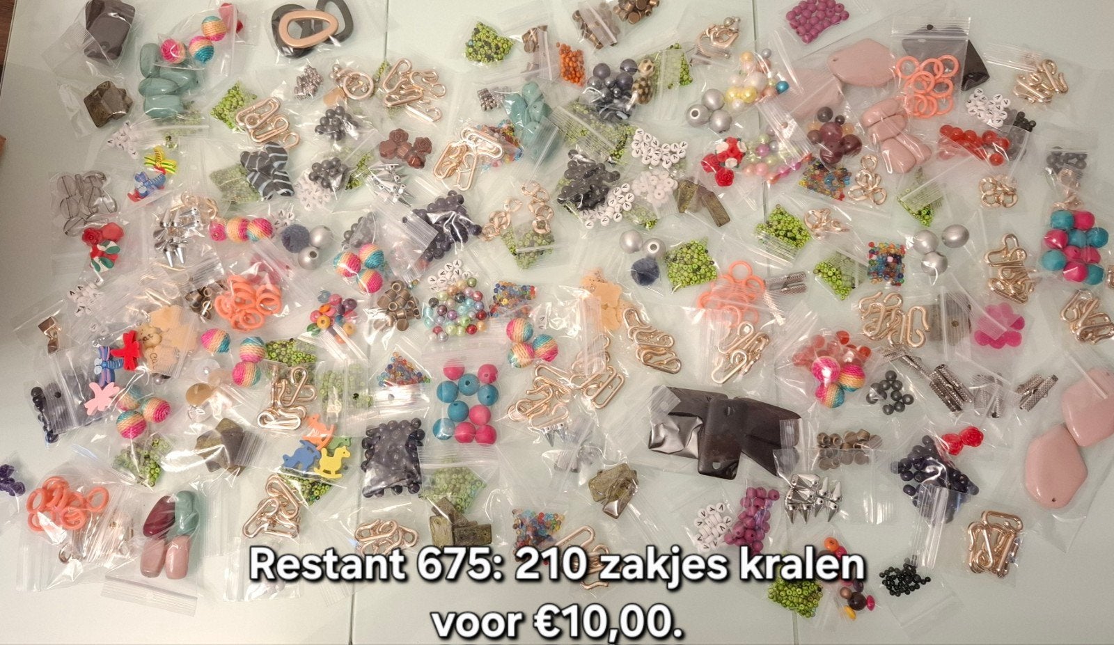 Mix partij met 210 zakjes kralen ed, Ophalen of Verzenden, Nieuw