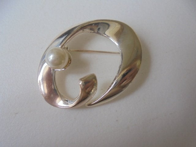 Vintage broche zilverkleur met parel, Overige materialen, Ophalen of Verzenden, Zo goed als nieuw, Met parel