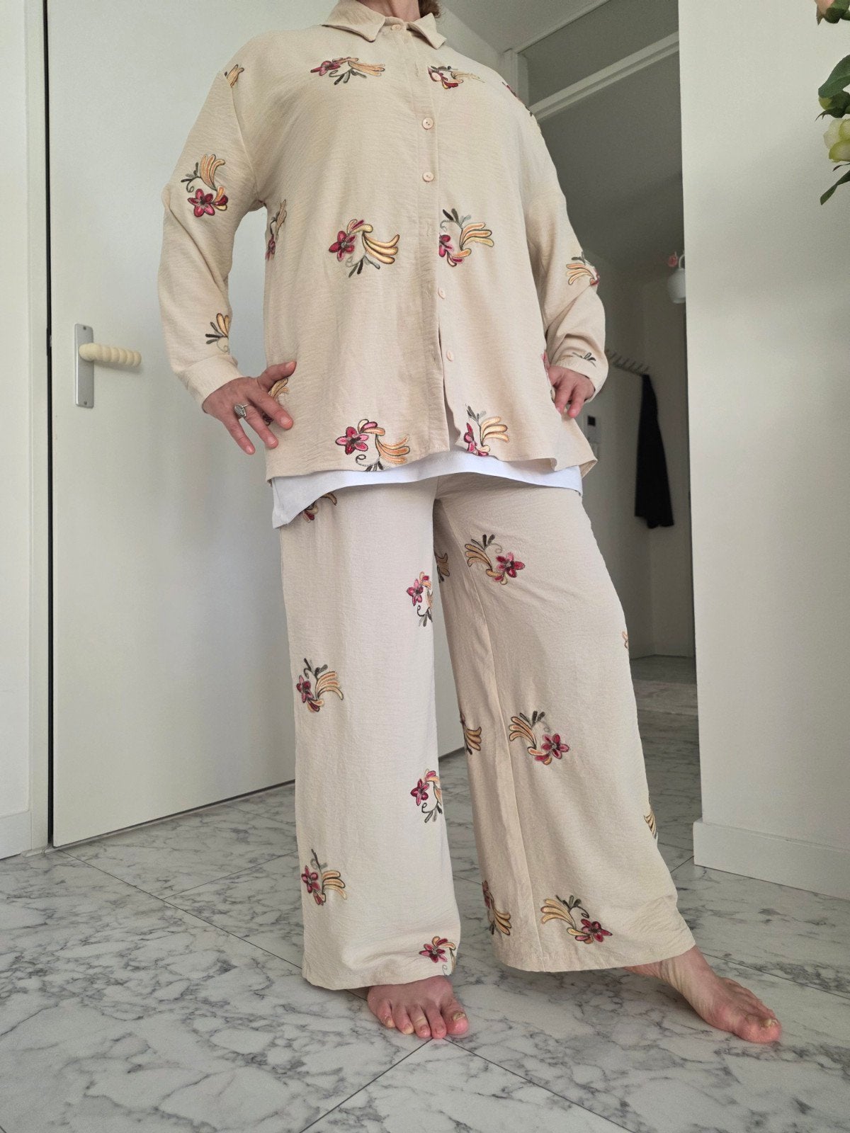 Beige pak met subtiele en lichte borduursels, maat L, zo goe, Kleding | Dames, Ophalen of Verzenden, Zo goed als nieuw, Maat 38/40 (M)