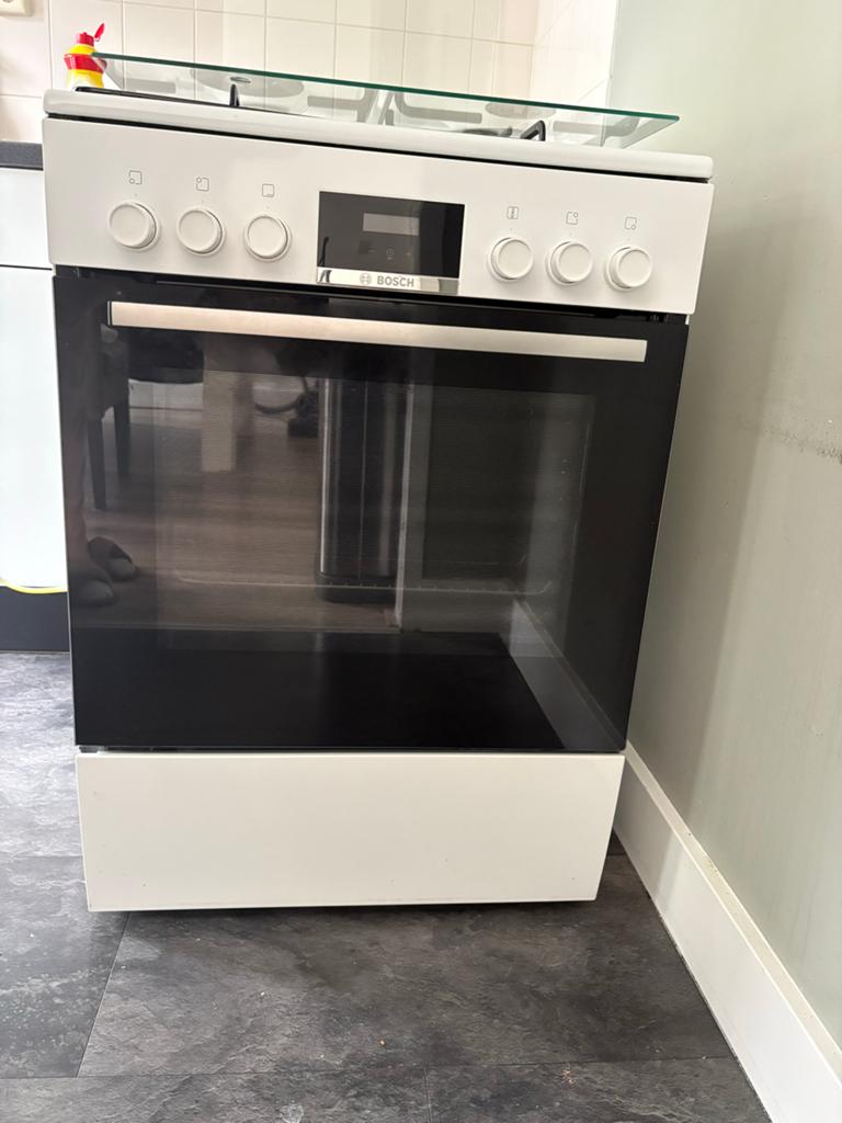 Bosch fornuis met oven (oven werkt niet optimaal), Witgoed en Apparatuur, Fornuizen, Zo goed als nieuw, Gas, 4 kookzones, Ophalen of Verzenden
