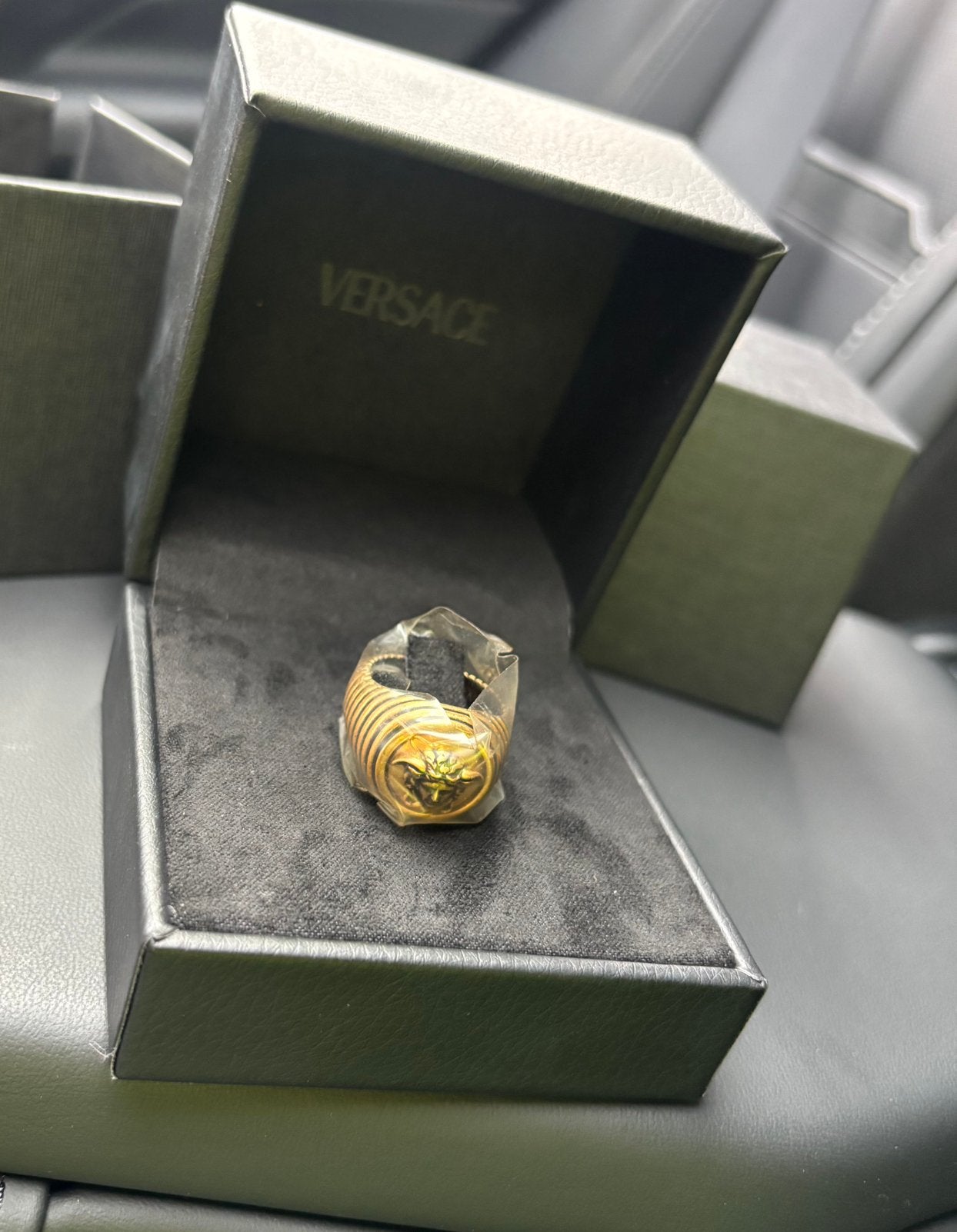 Versace Gold Coloured Ring – Nieuw | Maat 15 (55) | Inc Doos, Sieraden, Tassen en Uiterlijk, Ringen, Ophalen of Verzenden, Zo goed als nieuw