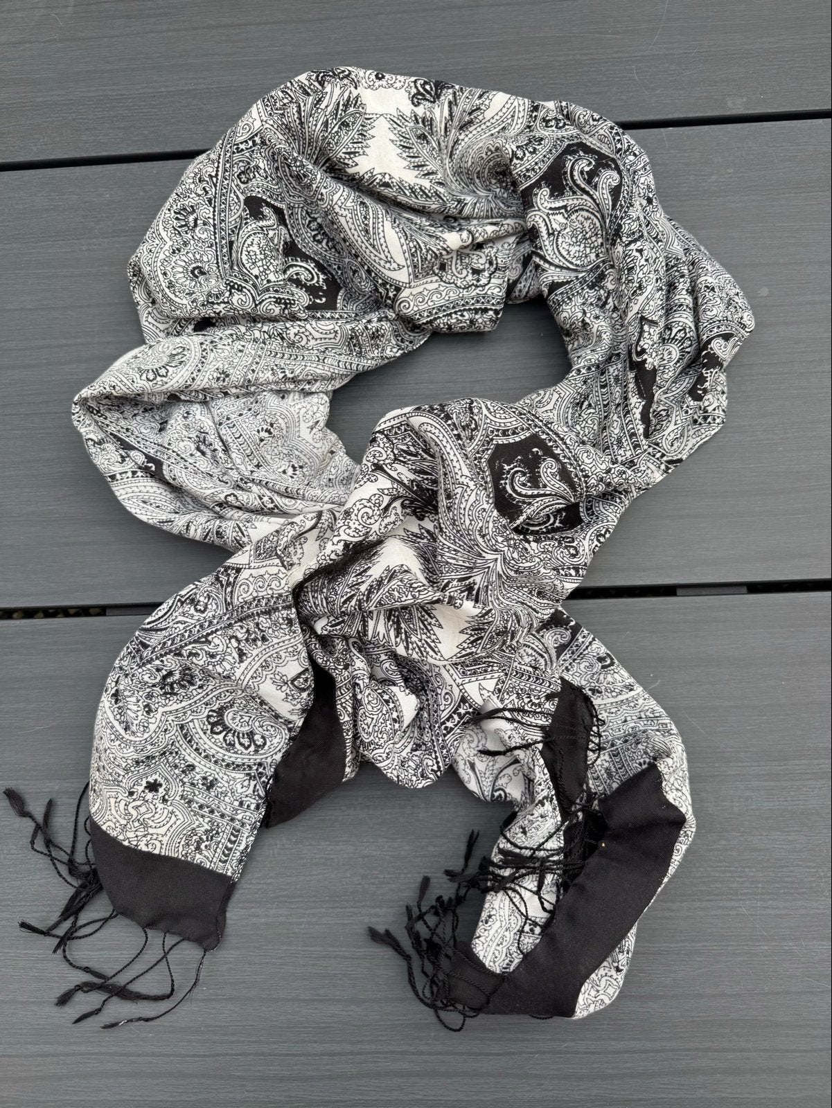 Zwart/witte sjaal met paisley print - 180x70cm, Ophalen of Verzenden, Gedragen, Sjaal
